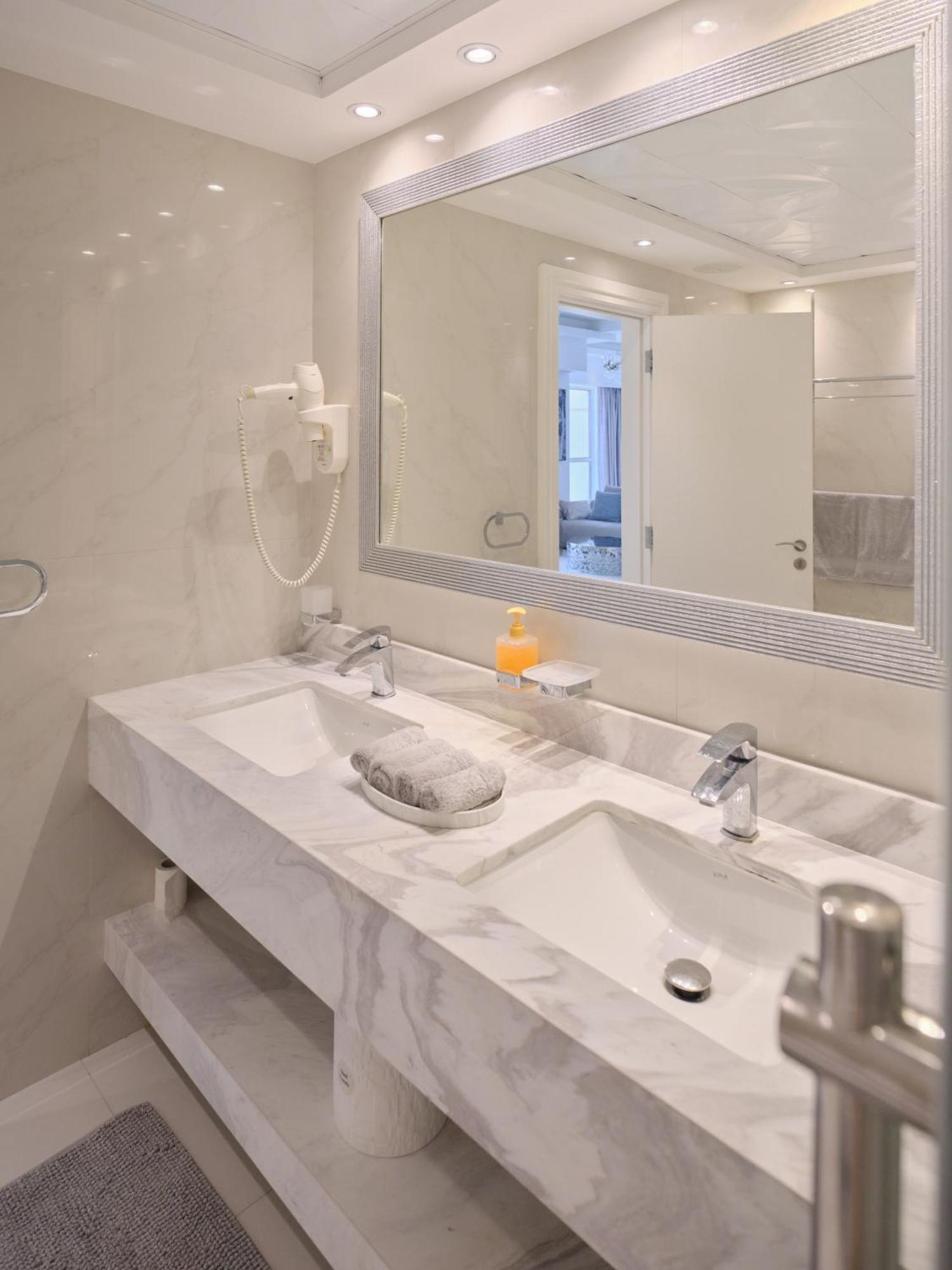 Jbr Beachfront Luxe Sea Facing Apartment