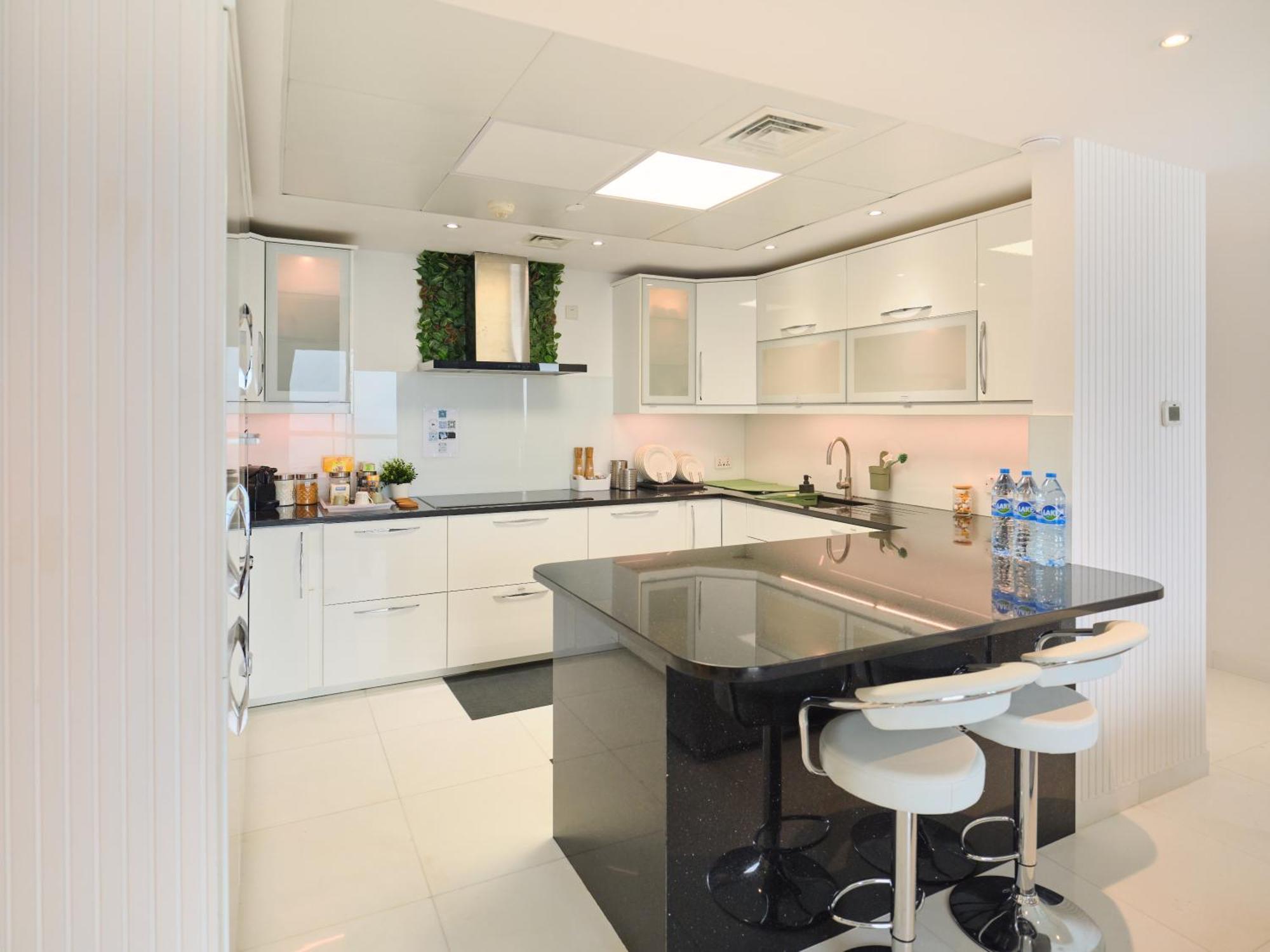 Jbr Beachfront Luxe Sea Facing Apartment Dubai