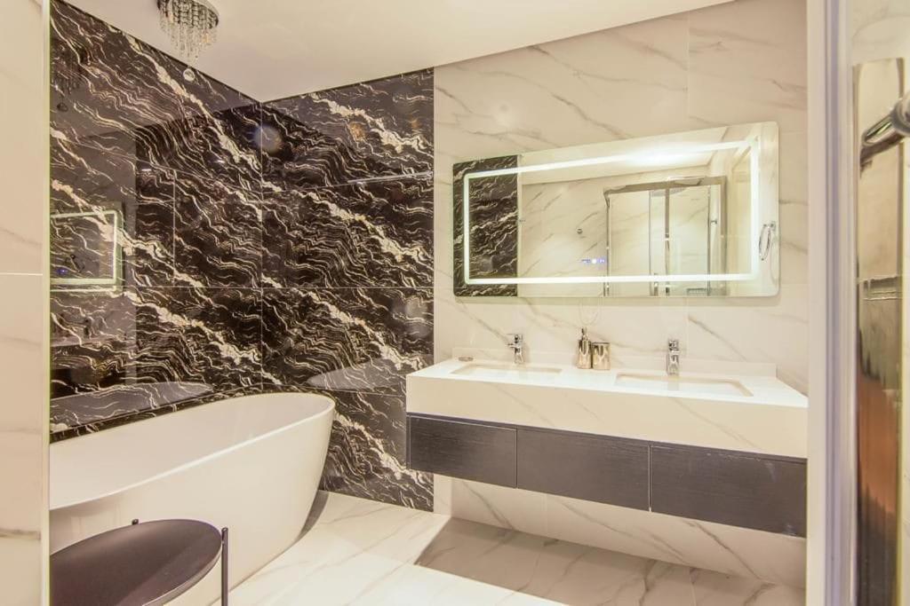 Spacious 2bdr With Sea View In Jbr Apartment *