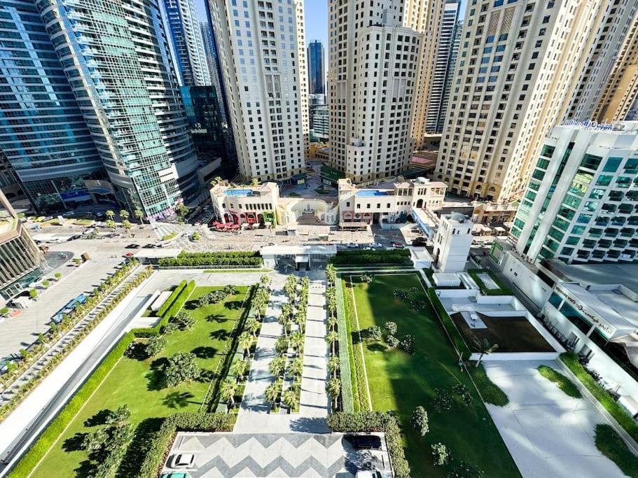 Aura Luxury - & Infinity Pool Dubai