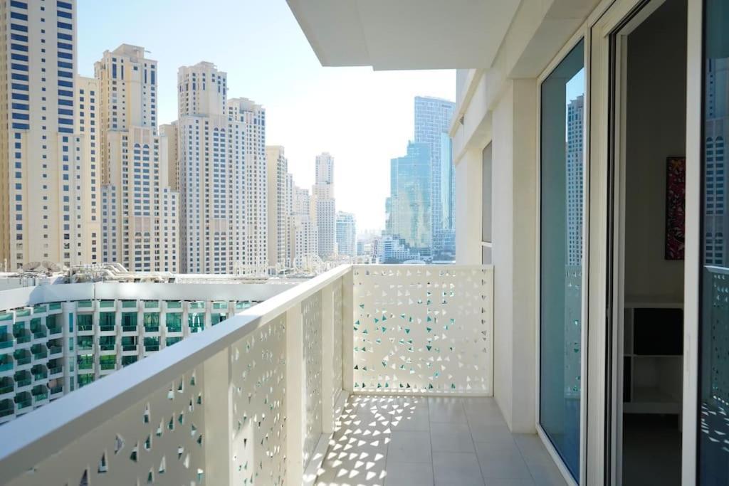 Aura Luxury - & Infinity Pool Apartment