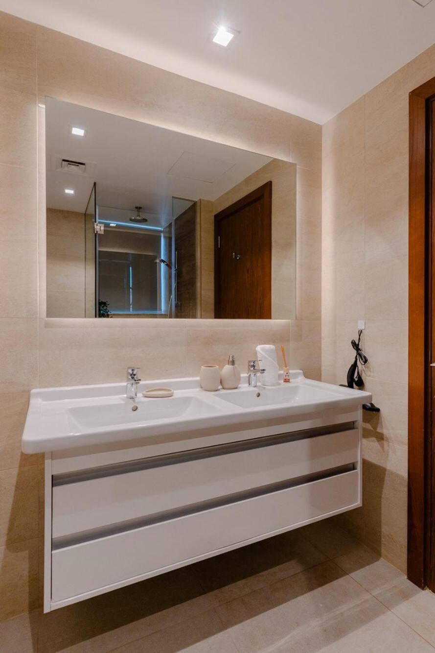 Stylish And Roomy 1br Marina View Fits 3 Apartment