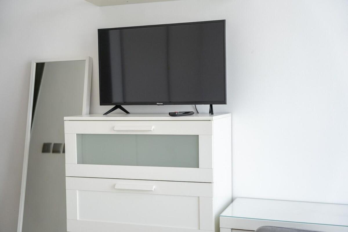 Airy And Cozy 2-bedroom With Marina Views In Dec Tower 2 Apartment