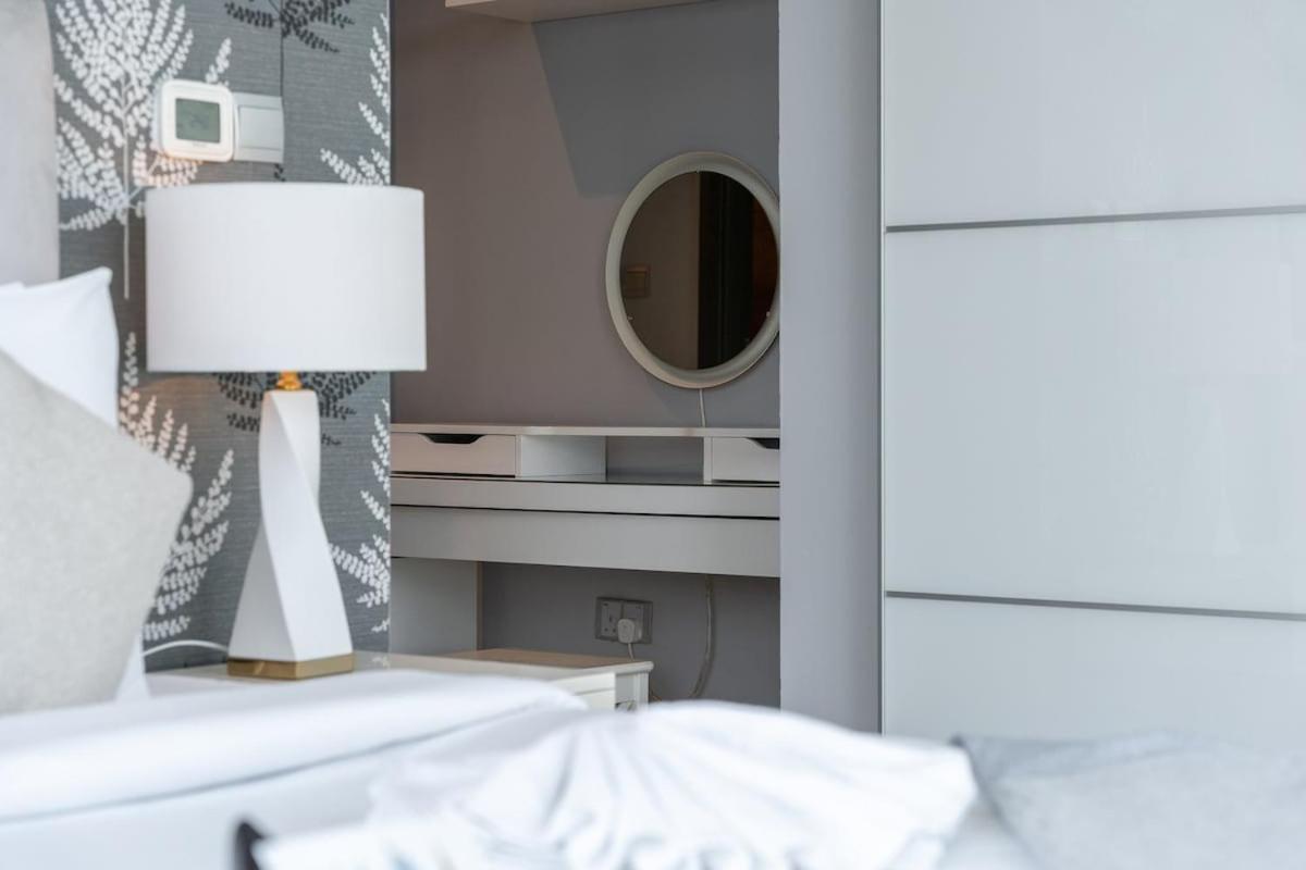 Airy And Cozy 2-bedroom With Marina Views In Dec Tower 2