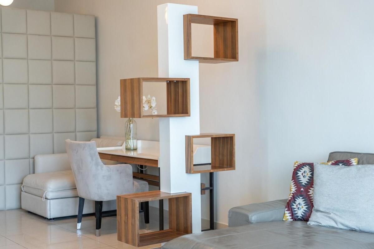 Airy And Cozy 2-bedroom With Marina Views In Dec Tower 2