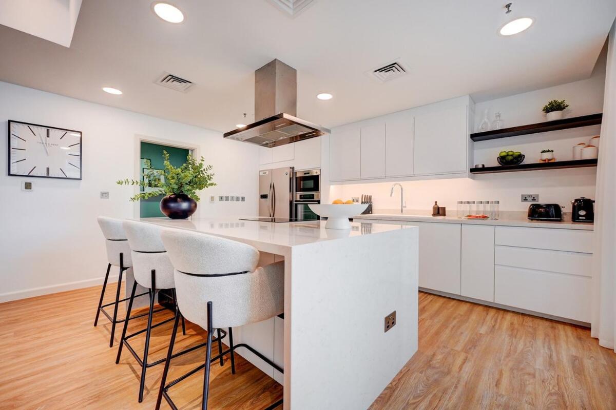 Luxurious 4-bedroom Perfect For Families In Marina Apartment Dubai
