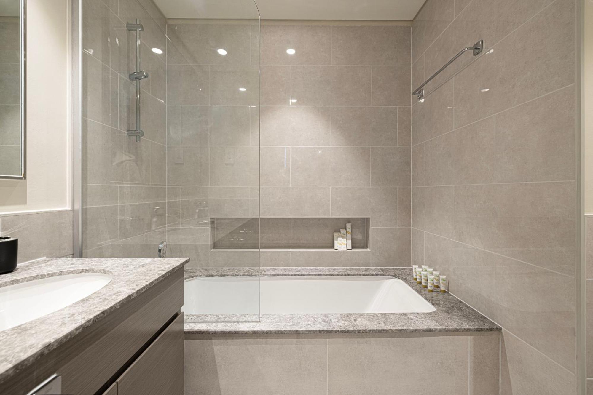Luxe - 2br - Sea & View - 5 Min To Mall Apartment