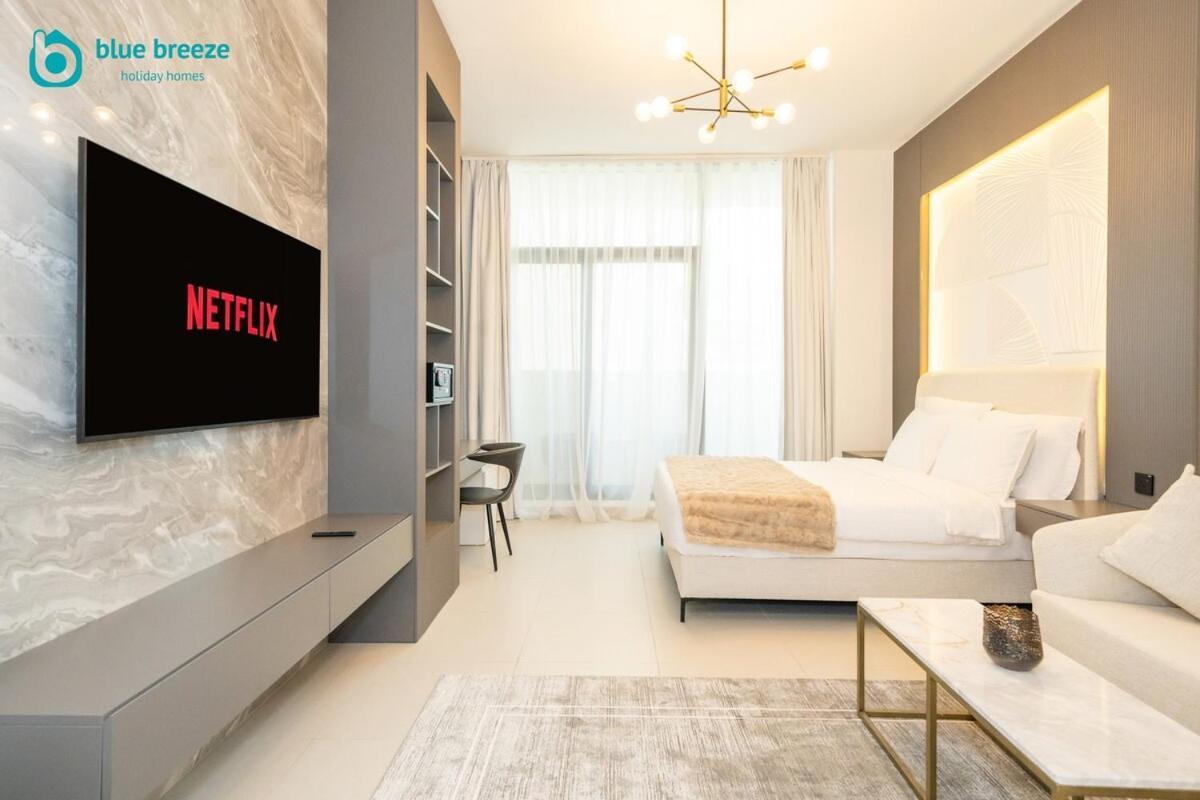 Blue Breeze - Trendy With Balcony & Stylish Interiors