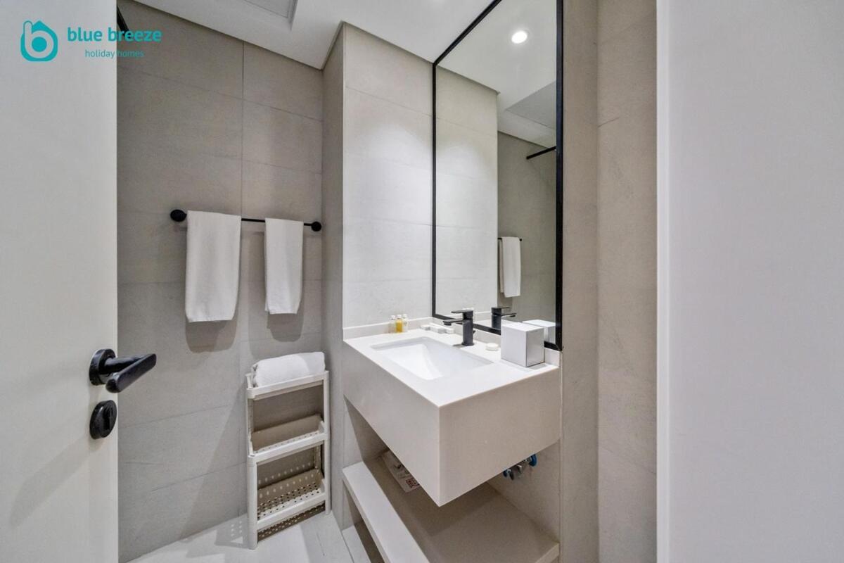 Blue Breeze - Trendy With Balcony & Stylish Interiors