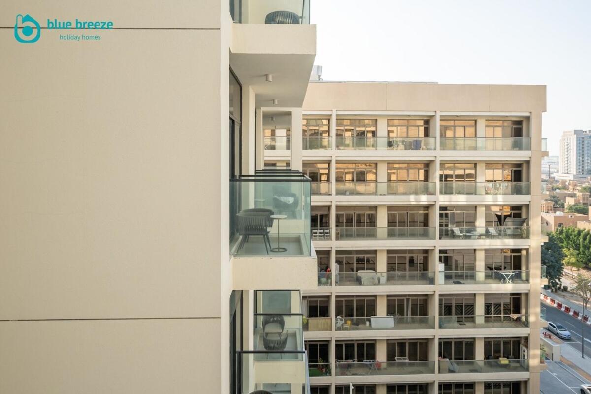 Blue Breeze - Trendy With Balcony & Stylish Interiors *