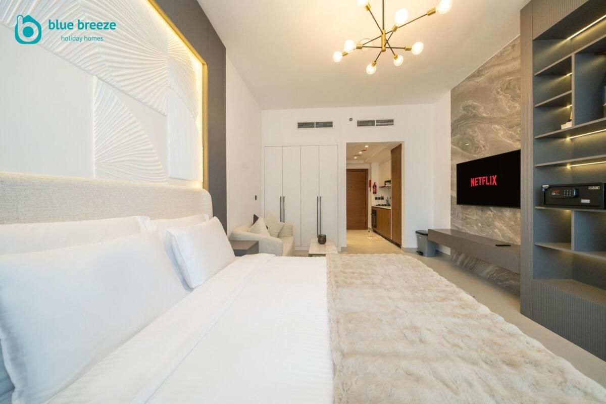 Blue Breeze - Trendy With Balcony & Stylish Interiors