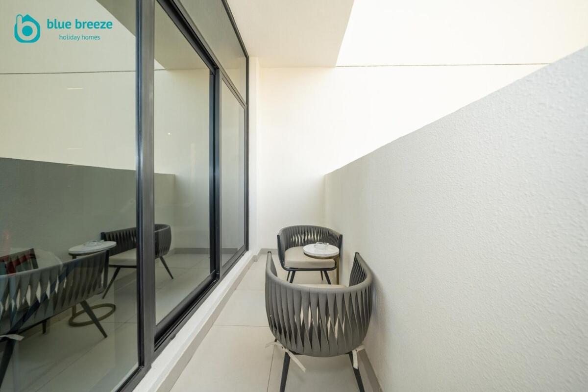 Blue Breeze - Trendy With Balcony & Stylish Interiors *