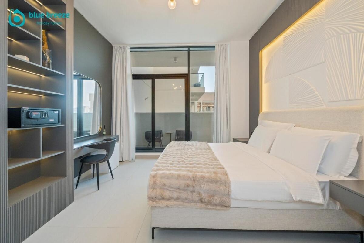 Blue Breeze - Trendy With Balcony & Stylish Interiors Apartment *