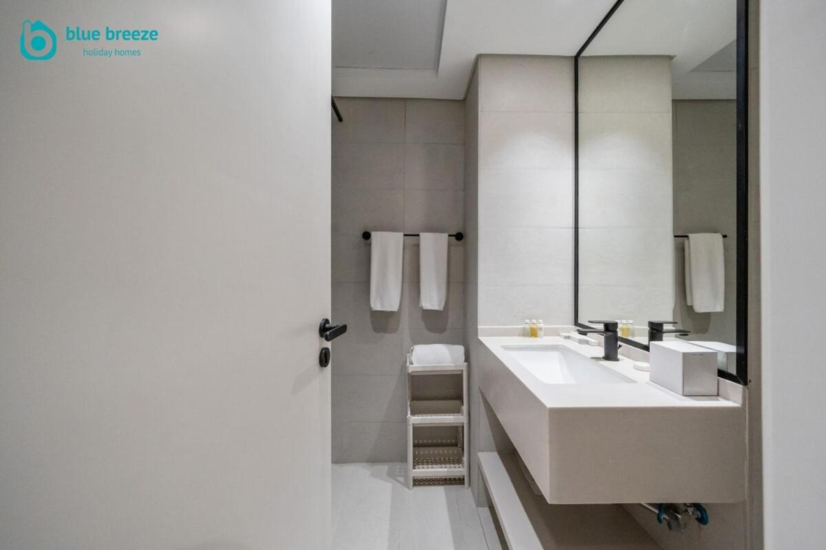 Blue Breeze - Trendy With Balcony & Stylish Interiors Apartment