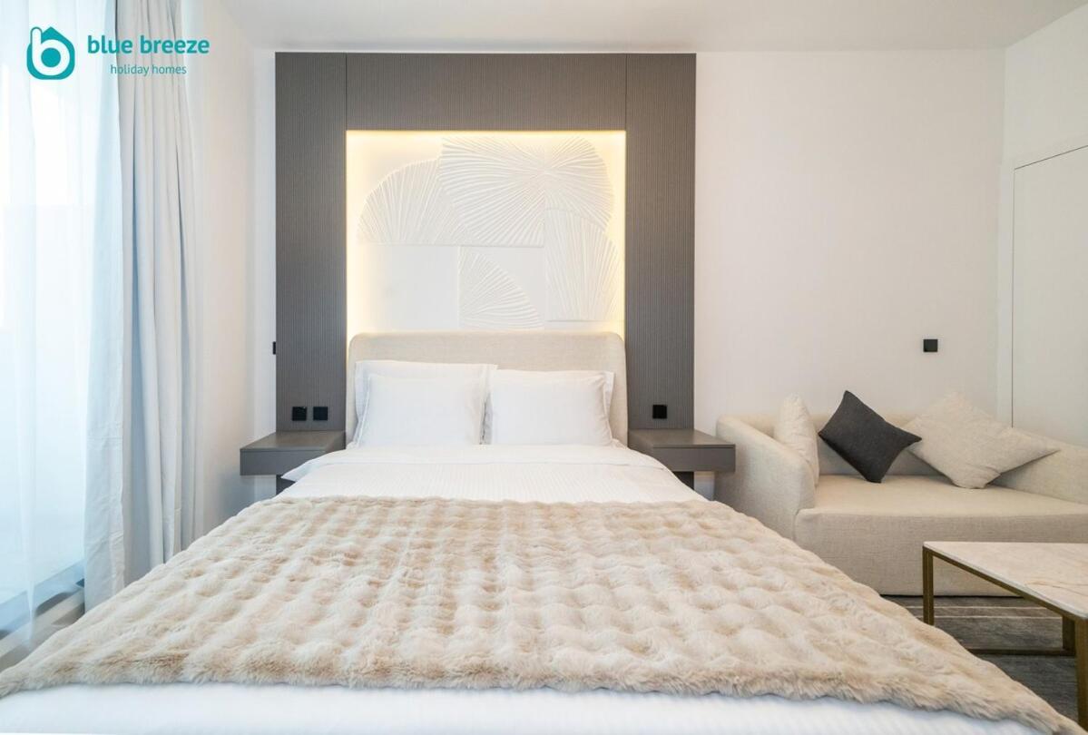 Blue Breeze - Trendy With Balcony & Stylish Interiors *
