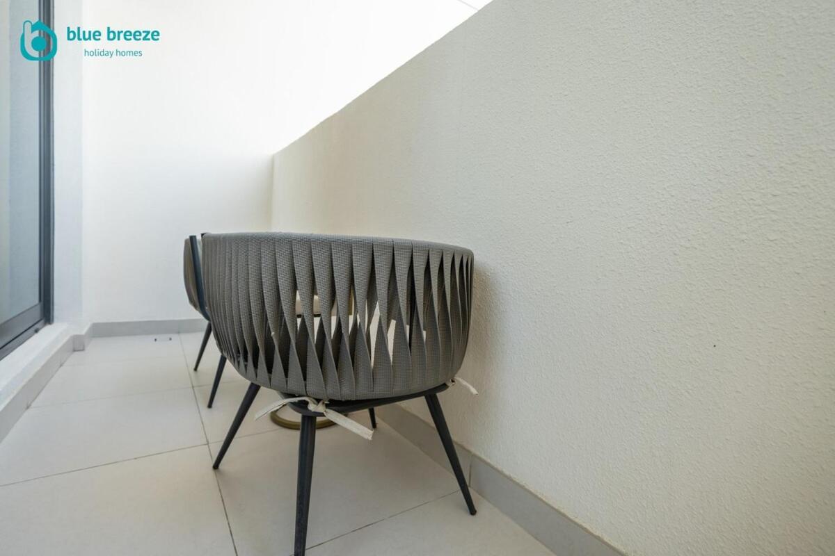 Blue Breeze - Trendy With Balcony & Stylish Interiors