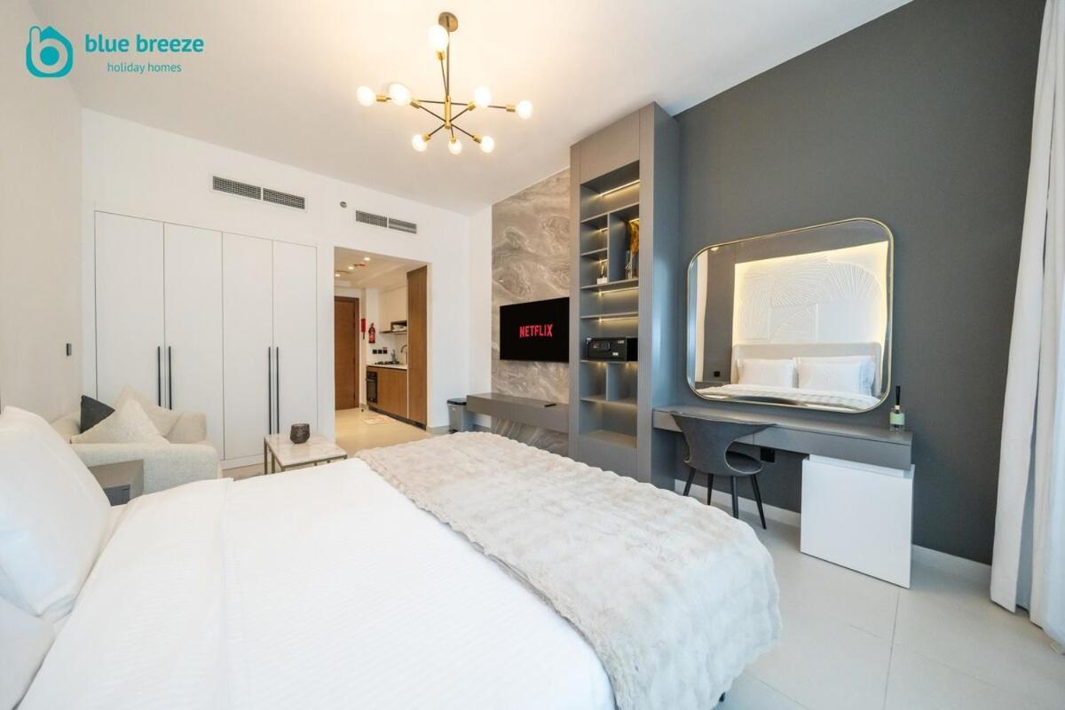 Blue Breeze - Trendy With Balcony & Stylish Interiors Apartment