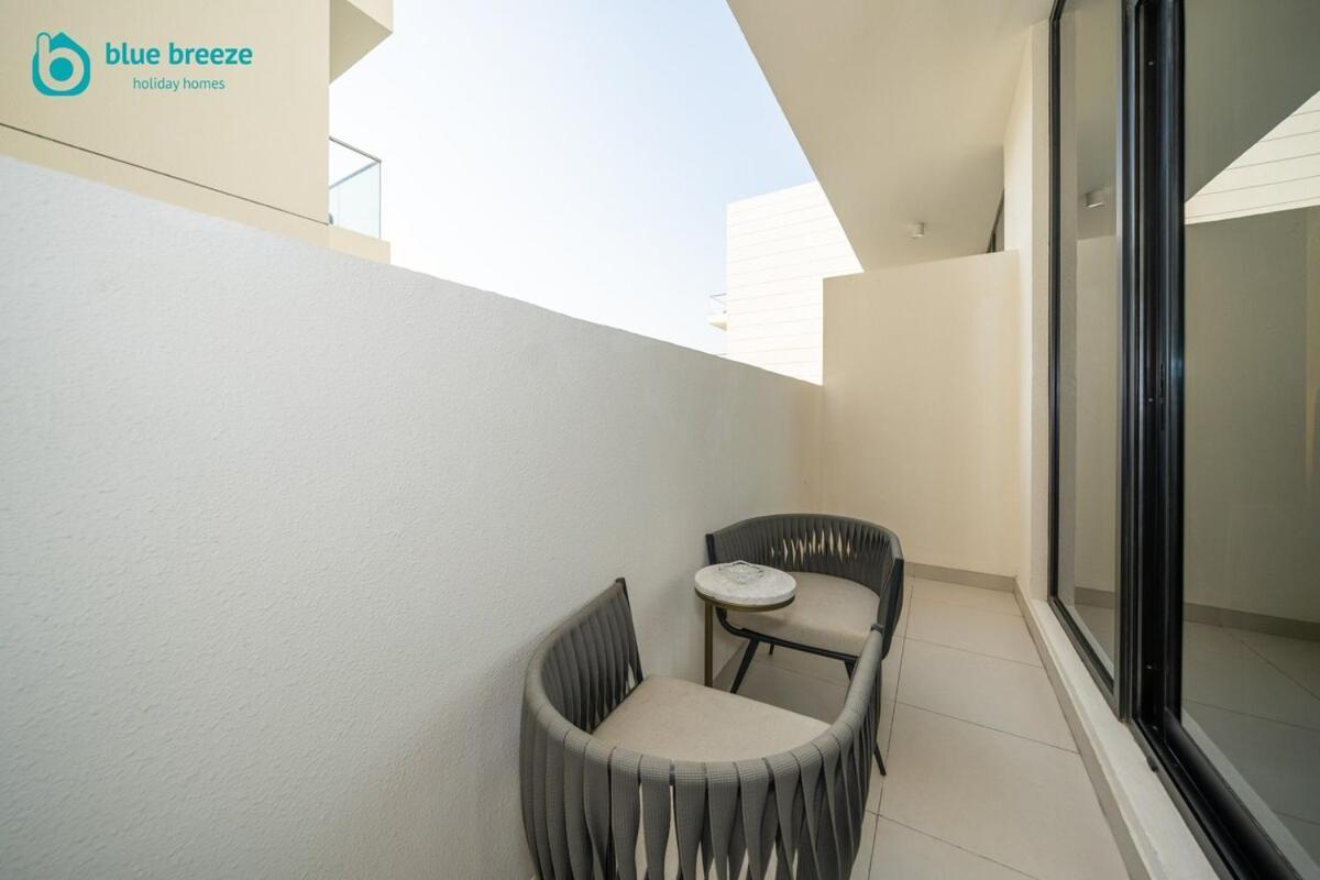 Blue Breeze - Trendy With Balcony & Stylish Interiors