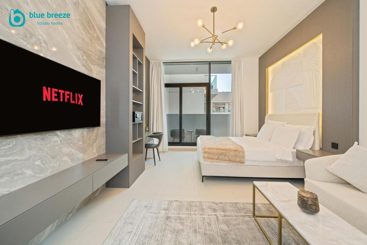 Blue Breeze - Trendy With Balcony & Stylish Interiors Apartment *