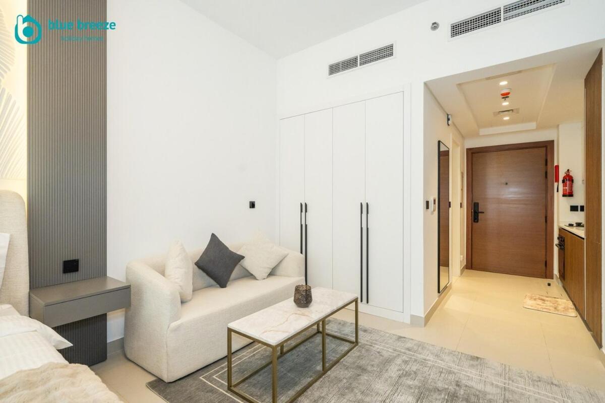 Blue Breeze - Trendy With Balcony & Stylish Interiors
