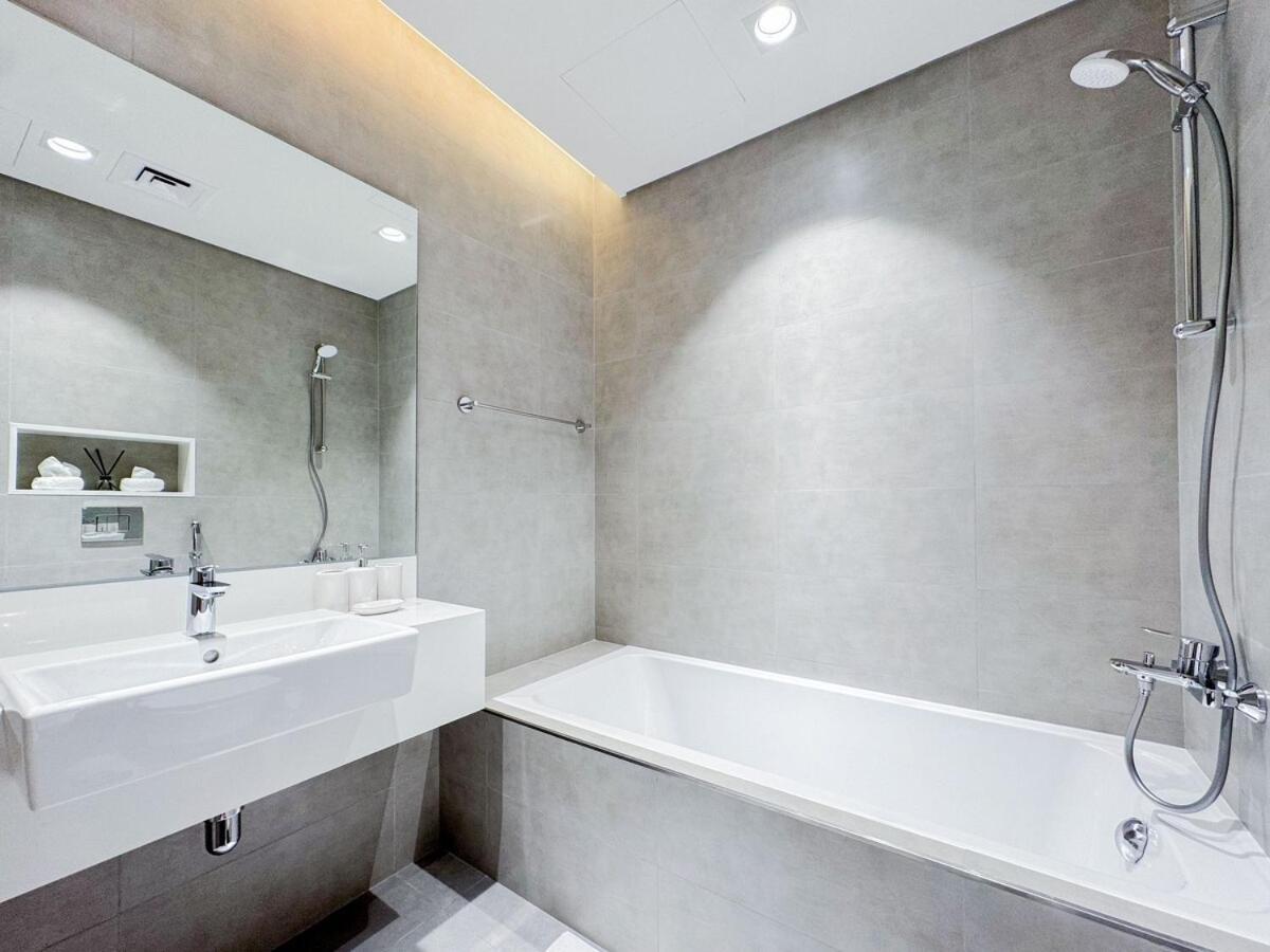 Azure - 1-bed Luxury By Crystal Lagoon, Downtown Apartment *