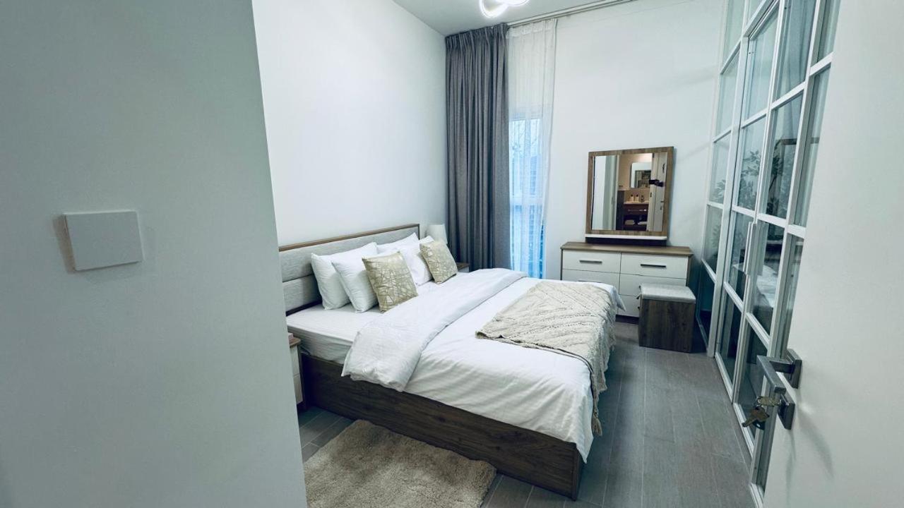 Apartment Brand New Azizi Riv 14
