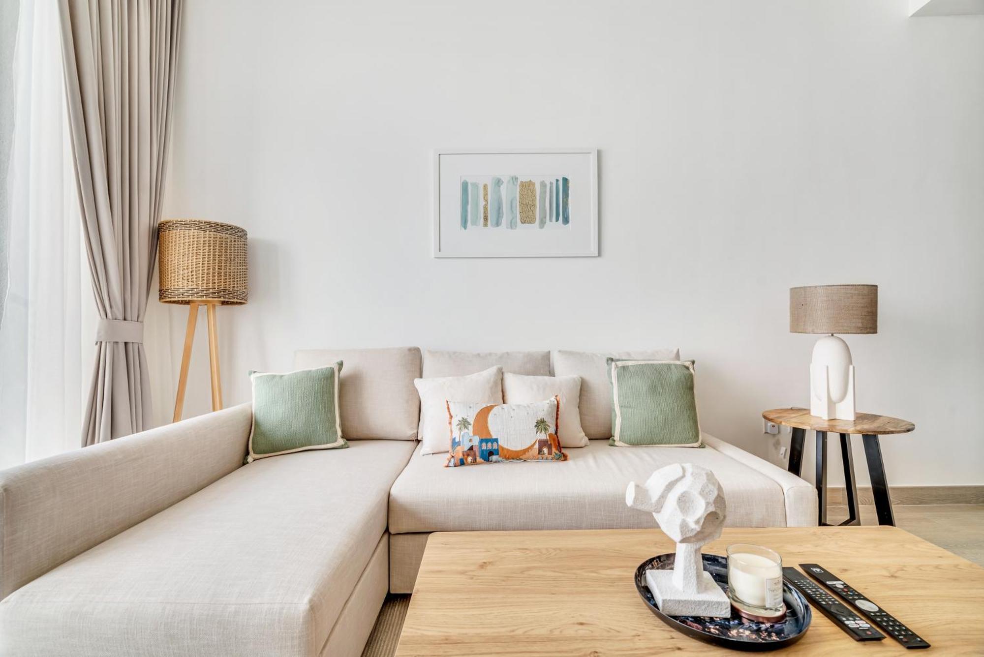 Modern 1br With Balcony, Pool & Stunning Views * Dubai