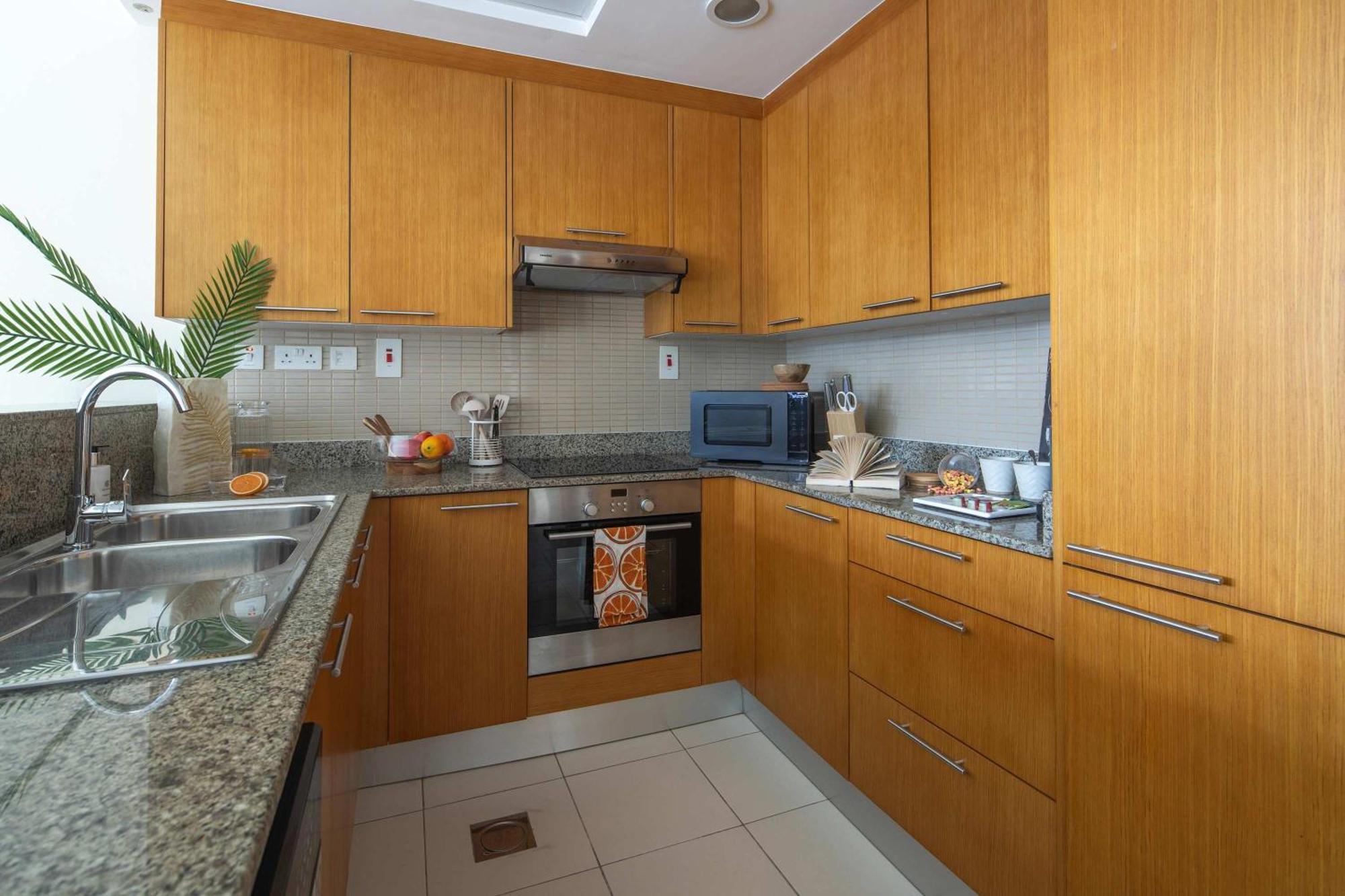 Frank Porter - Bay Square Apartment Dubai