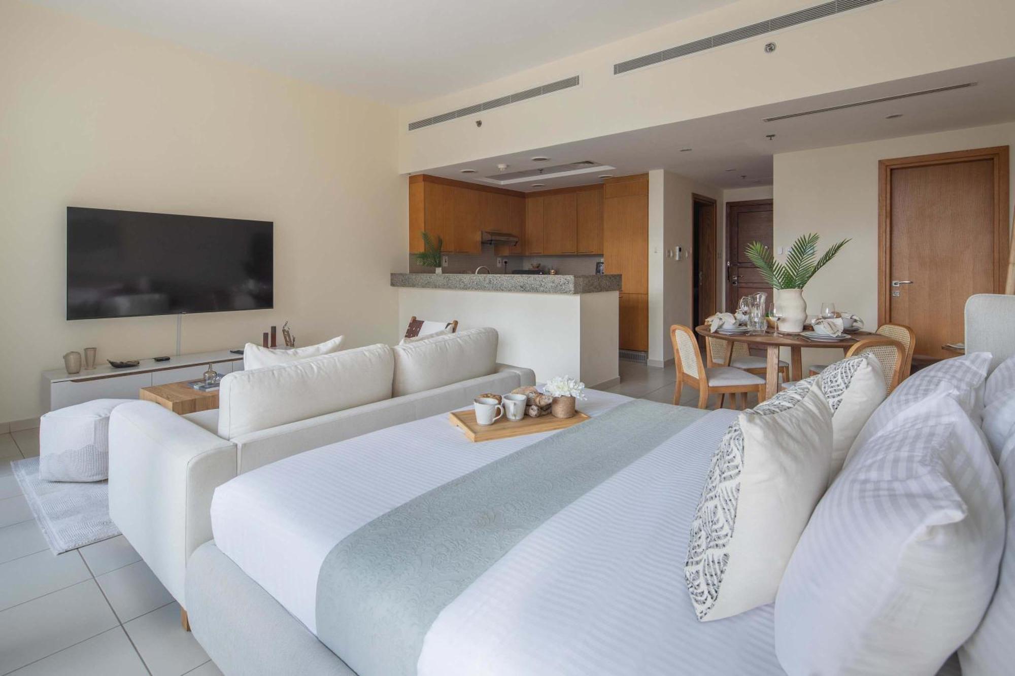 Frank Porter - Bay Square Apartment *
