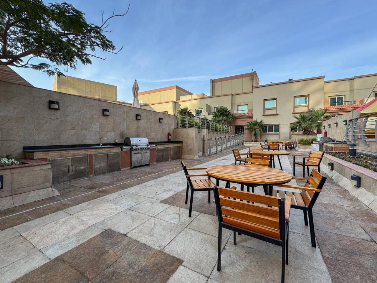 Apartment Chic And Spacious 1-bedroom In Prime Location In Jvt
