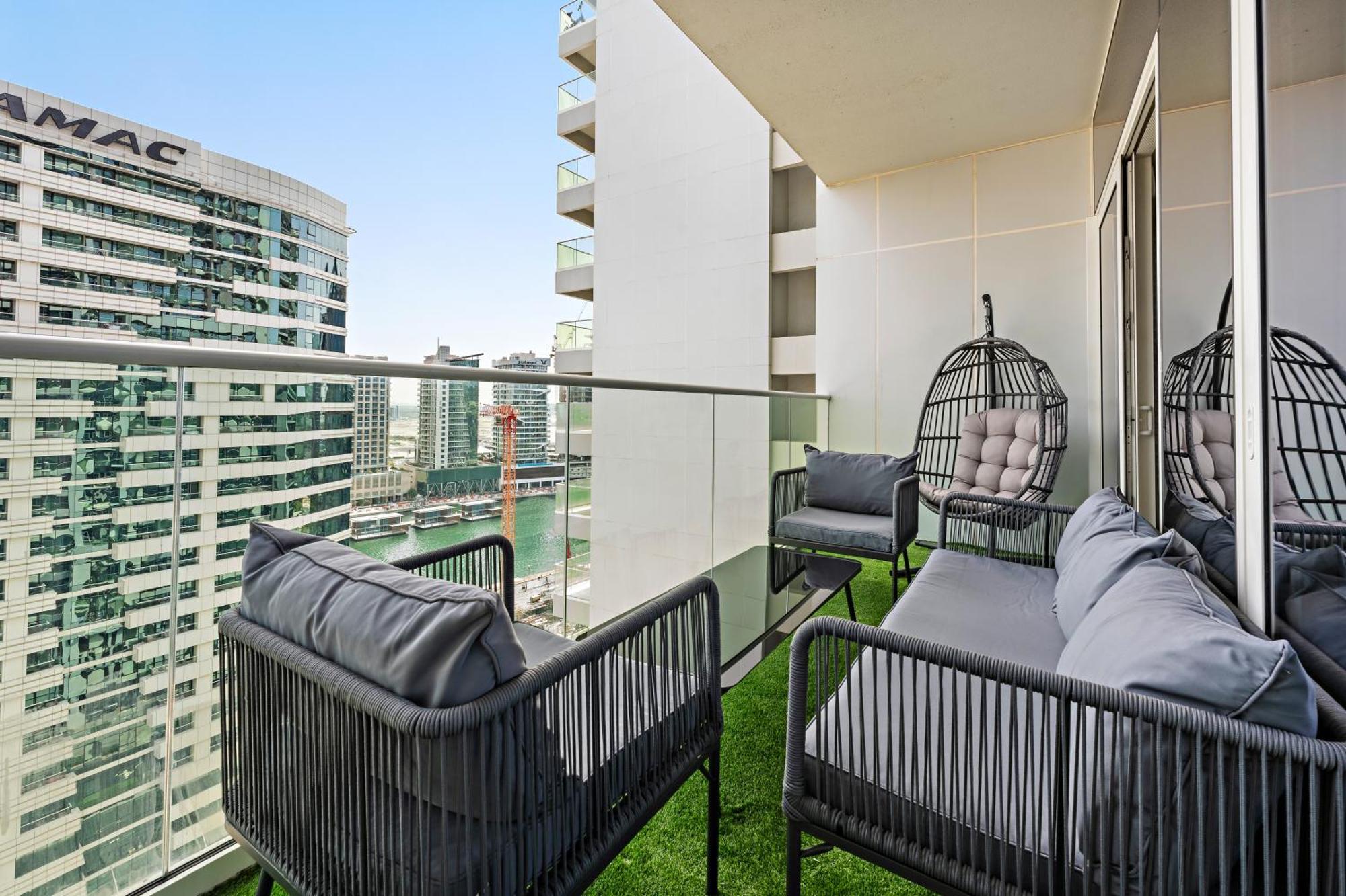 Apartment In Downtown *