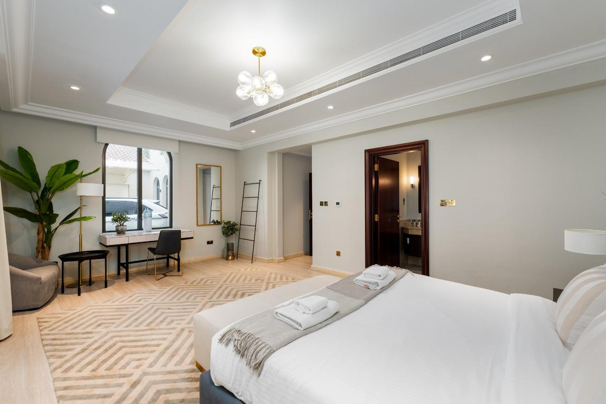 Frond D, Beachfront Villa, Palm Jumeirah - Mint Homes Villa *