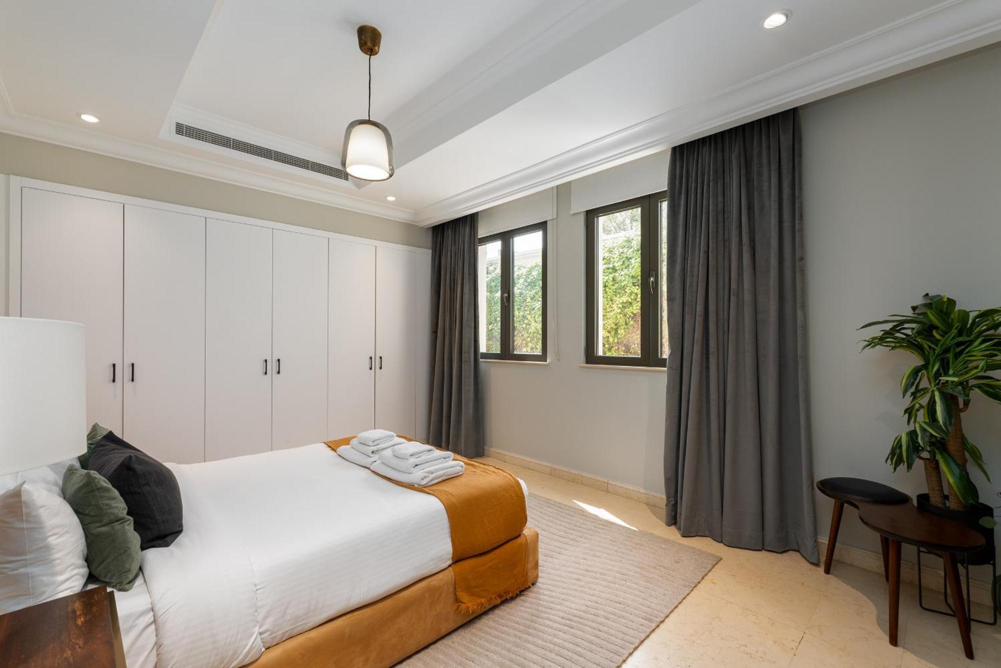 Villa Frond D, Beachfront Villa, Palm Jumeirah - Mint Homes Dubai