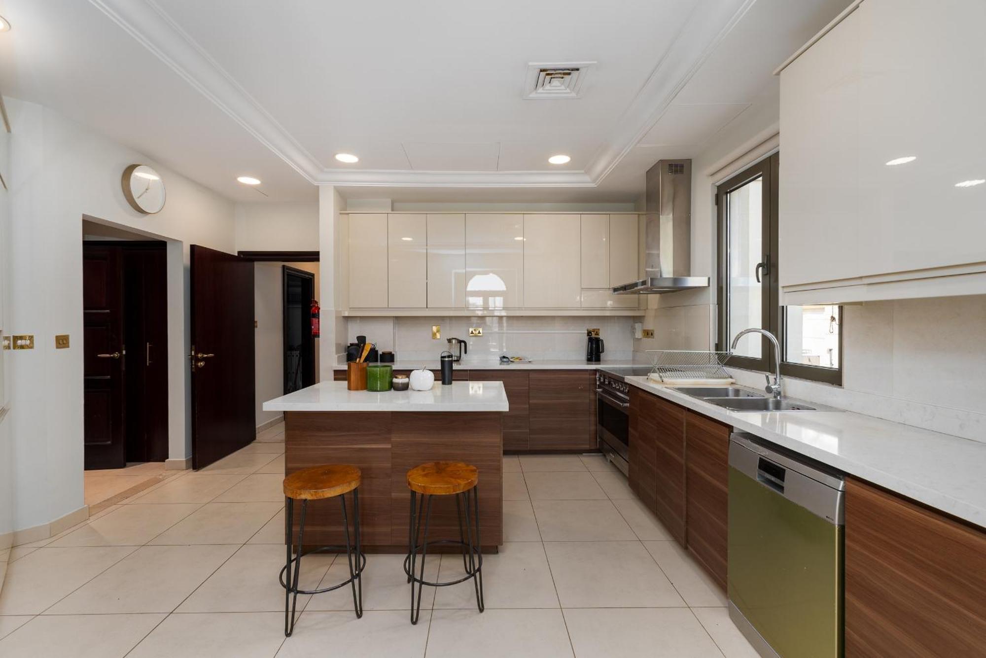 Frond D, Beachfront Villa, Palm Jumeirah - Mint Homes