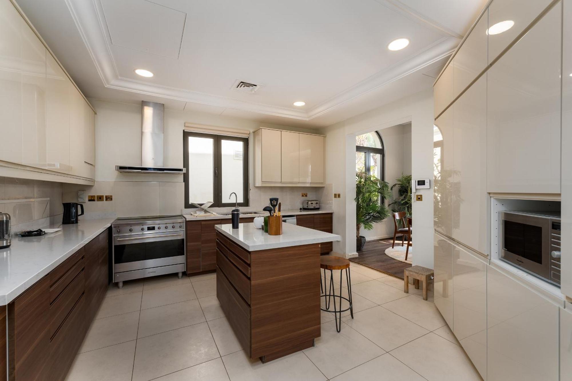 Frond D, Beachfront Villa, Palm Jumeirah - Mint Homes Villa *