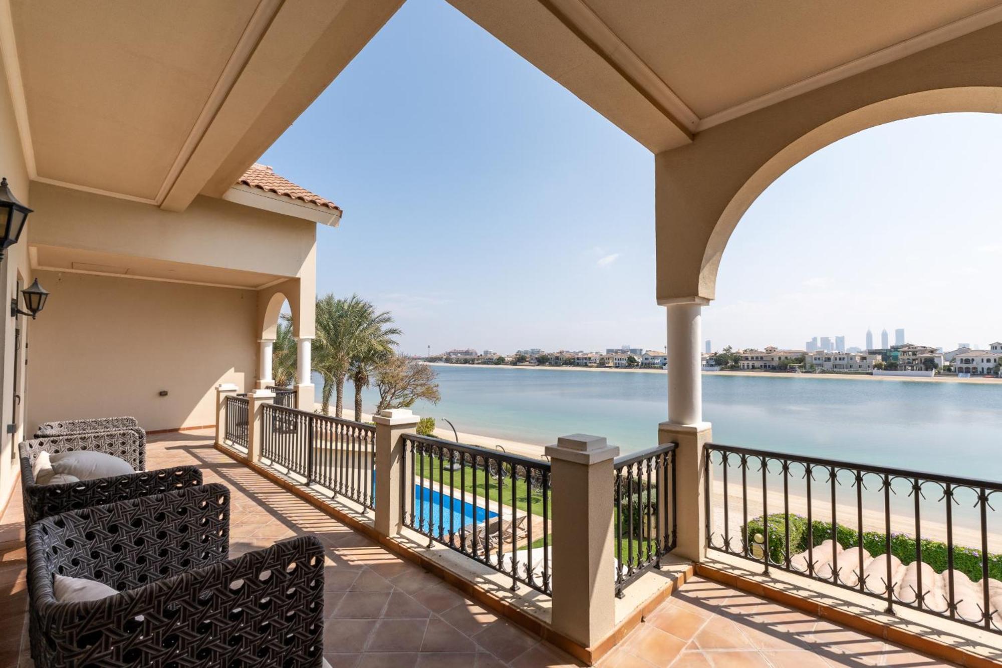 Villa Frond D, Beachfront Villa, Palm Jumeirah - Mint Homes Dubai
