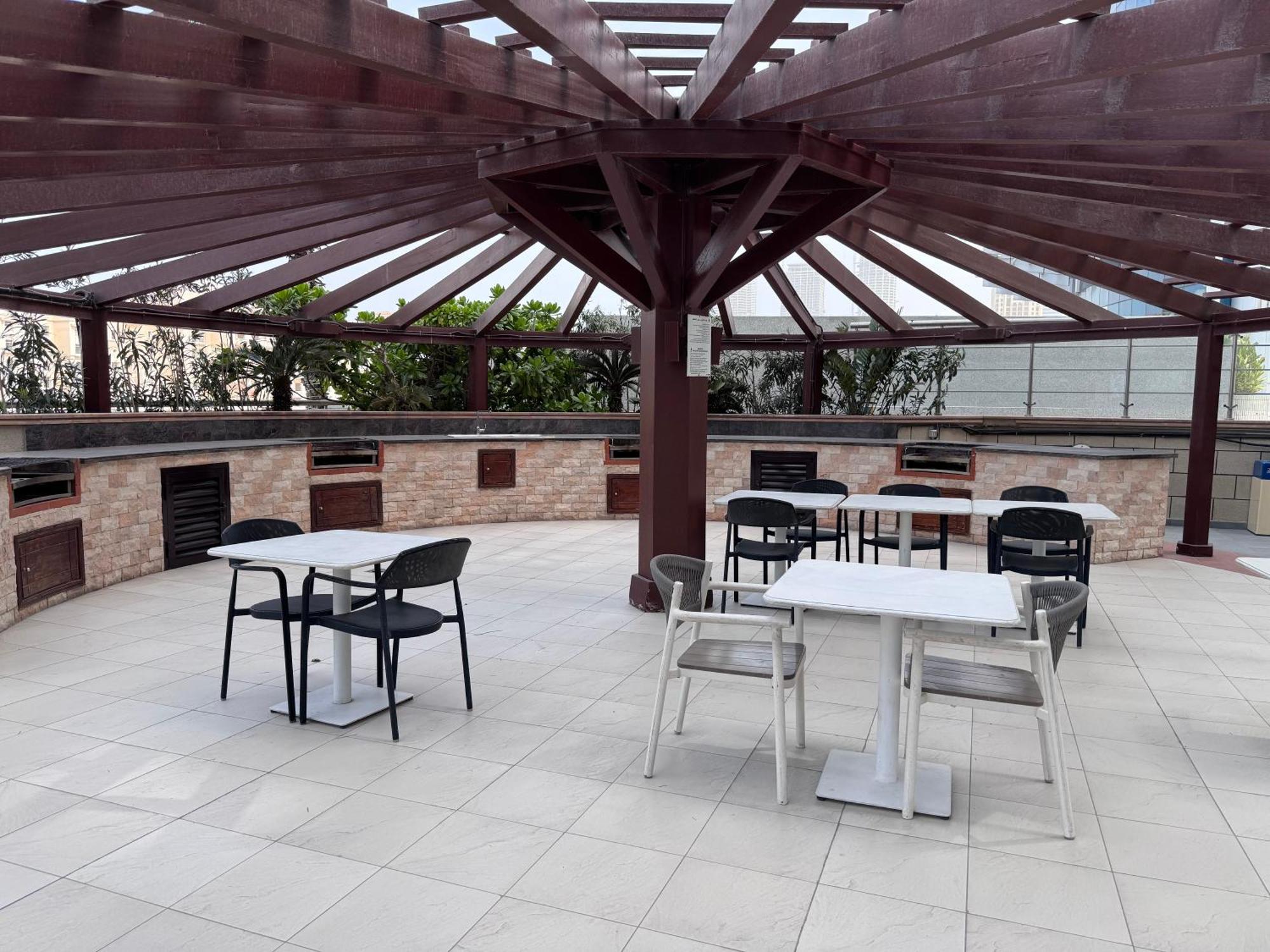 Elegant 1br In Ocean Heights Dubai