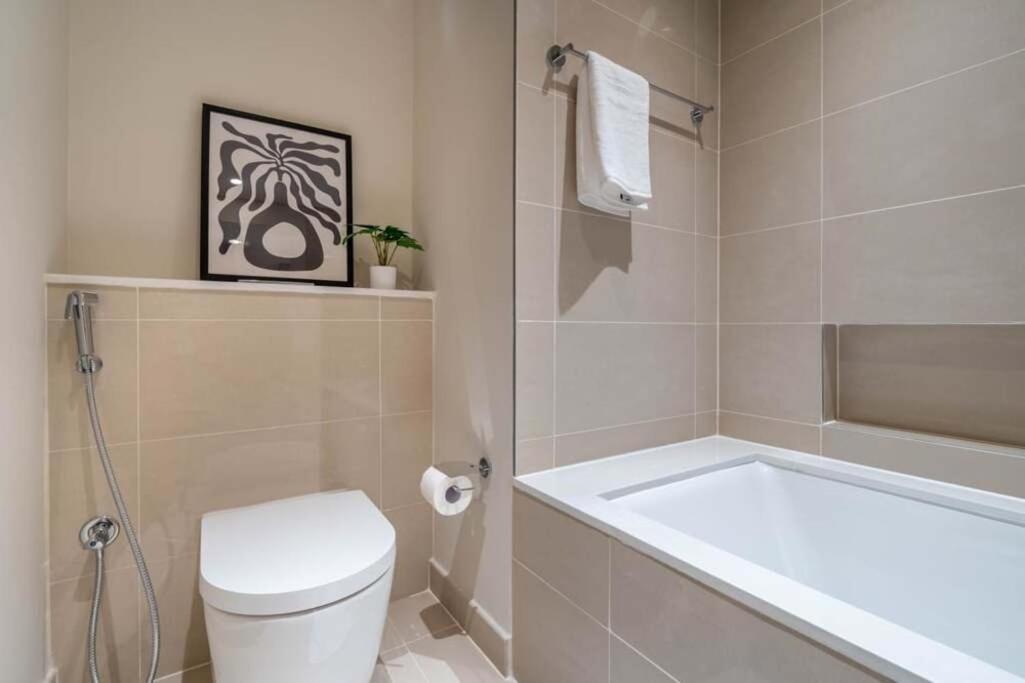 Creek Island Retreat With Balcony, Pool & Gym Apartment Dubai