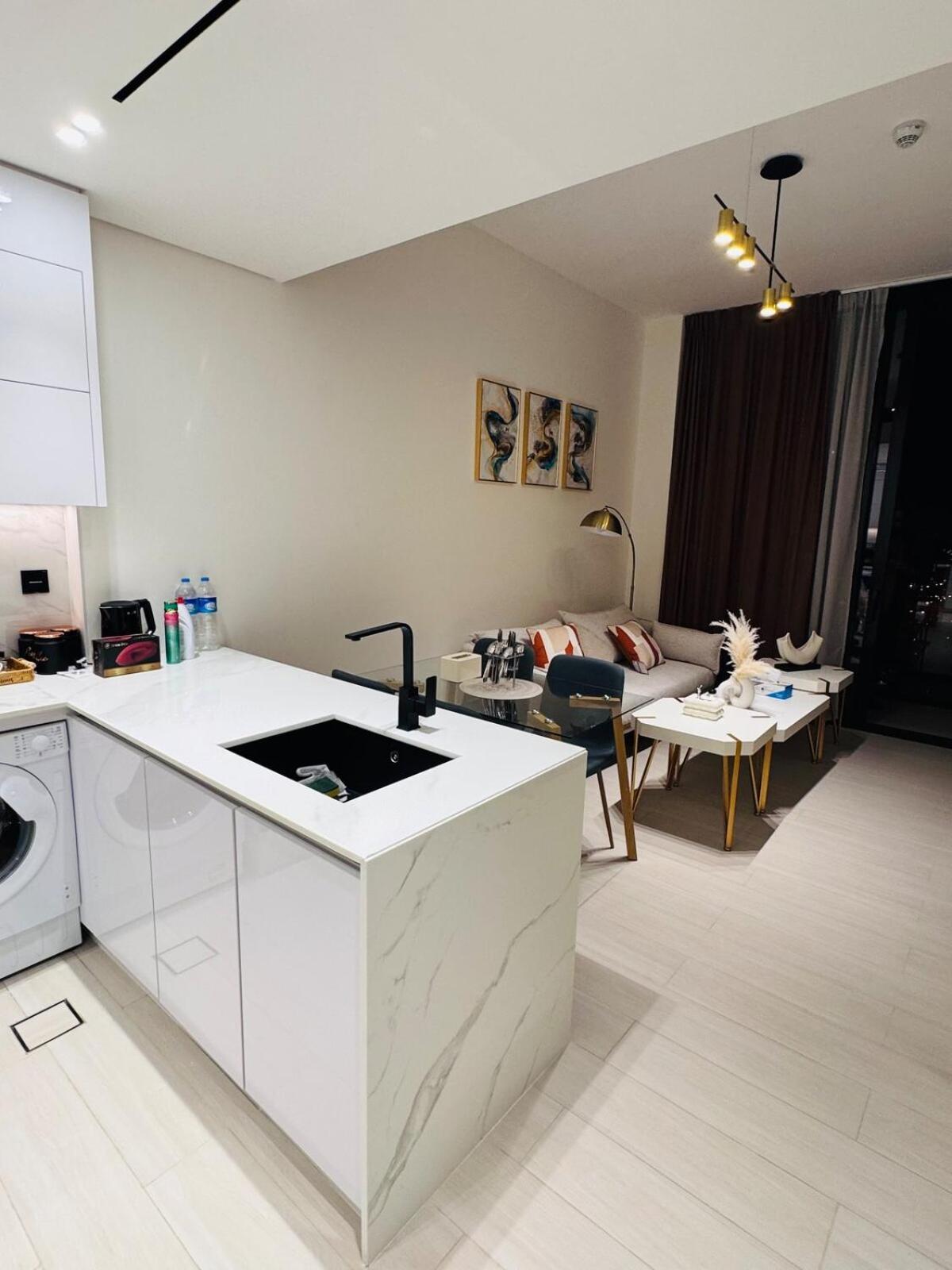 Elegant 1br In Jvc With Spacious Balcony & Views *