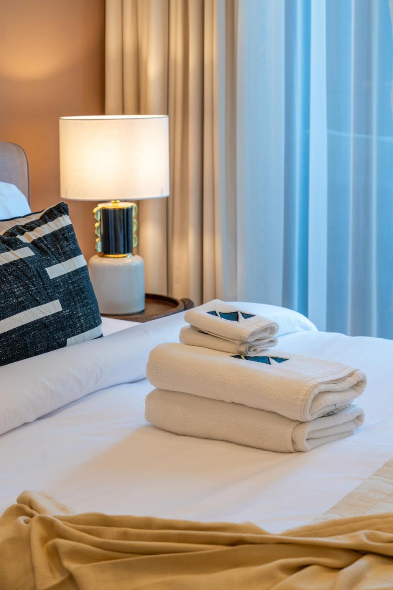 Creek Island Retreat With Balcony, Pool & Gym * Dubai
