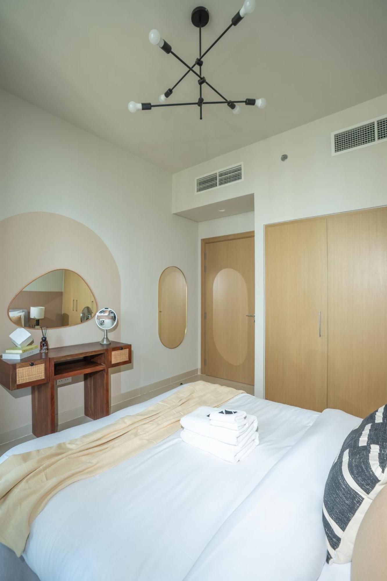 Apartment Creek Island Retreat With Balcony, Pool & Gym