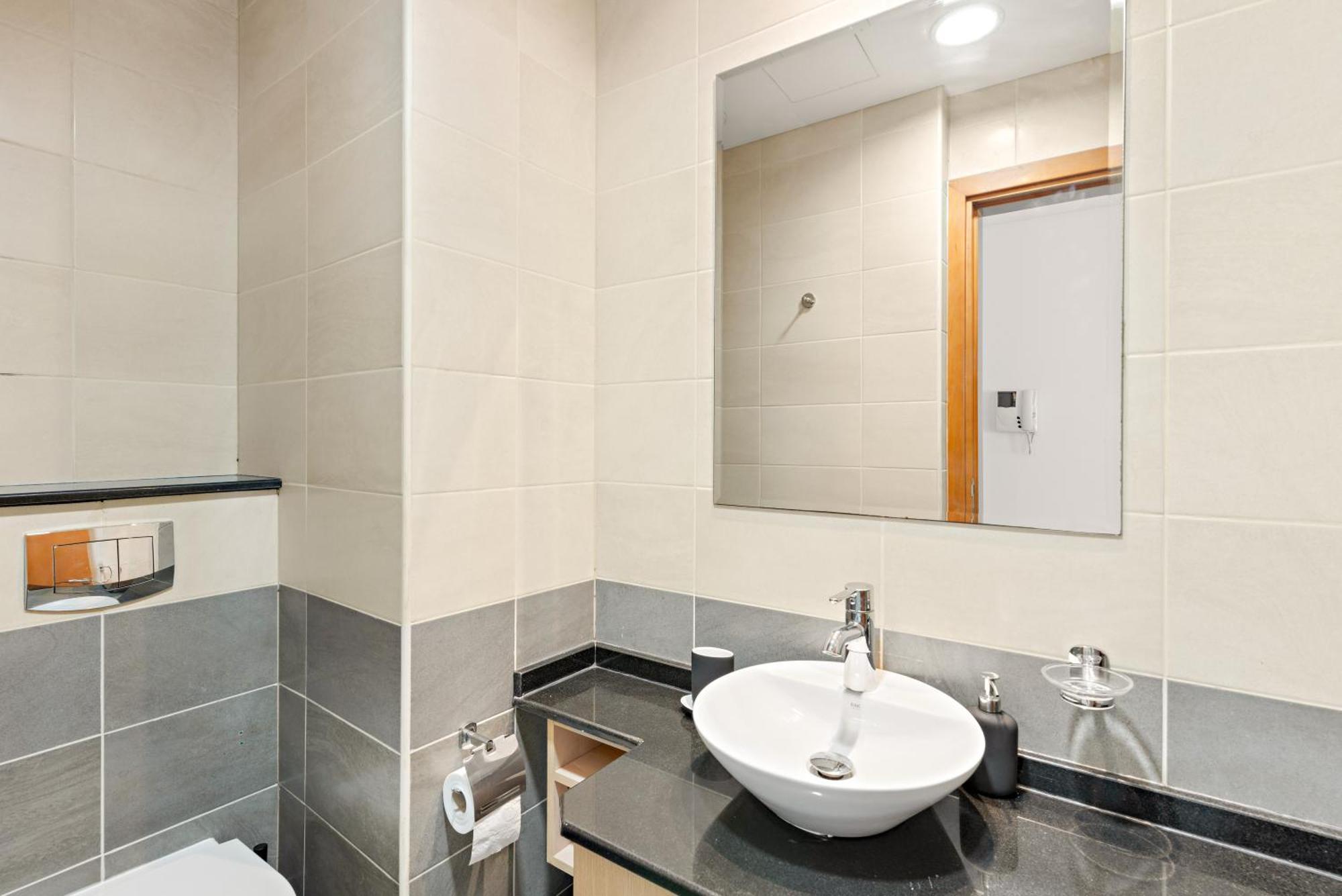 Elegant 1br In Ocean Heights Apartment Dubai