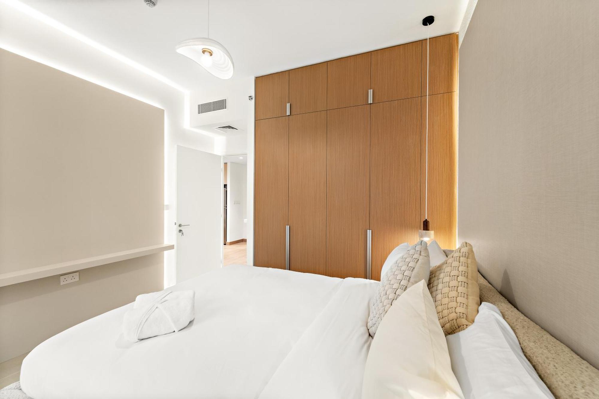 Luxe 1br In Orchid Creek With Balcony Pool & Gym