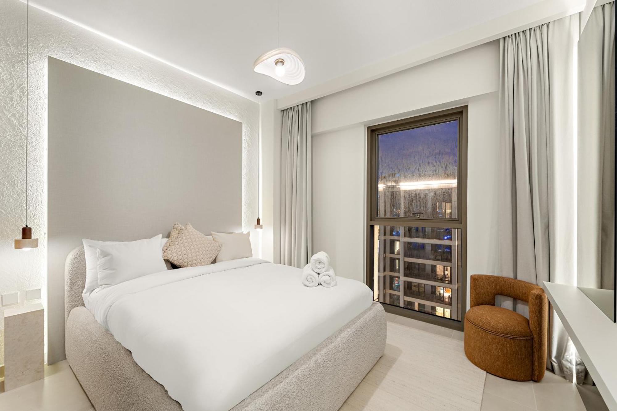 Luxe 1br In Orchid Creek With Balcony Pool & Gym