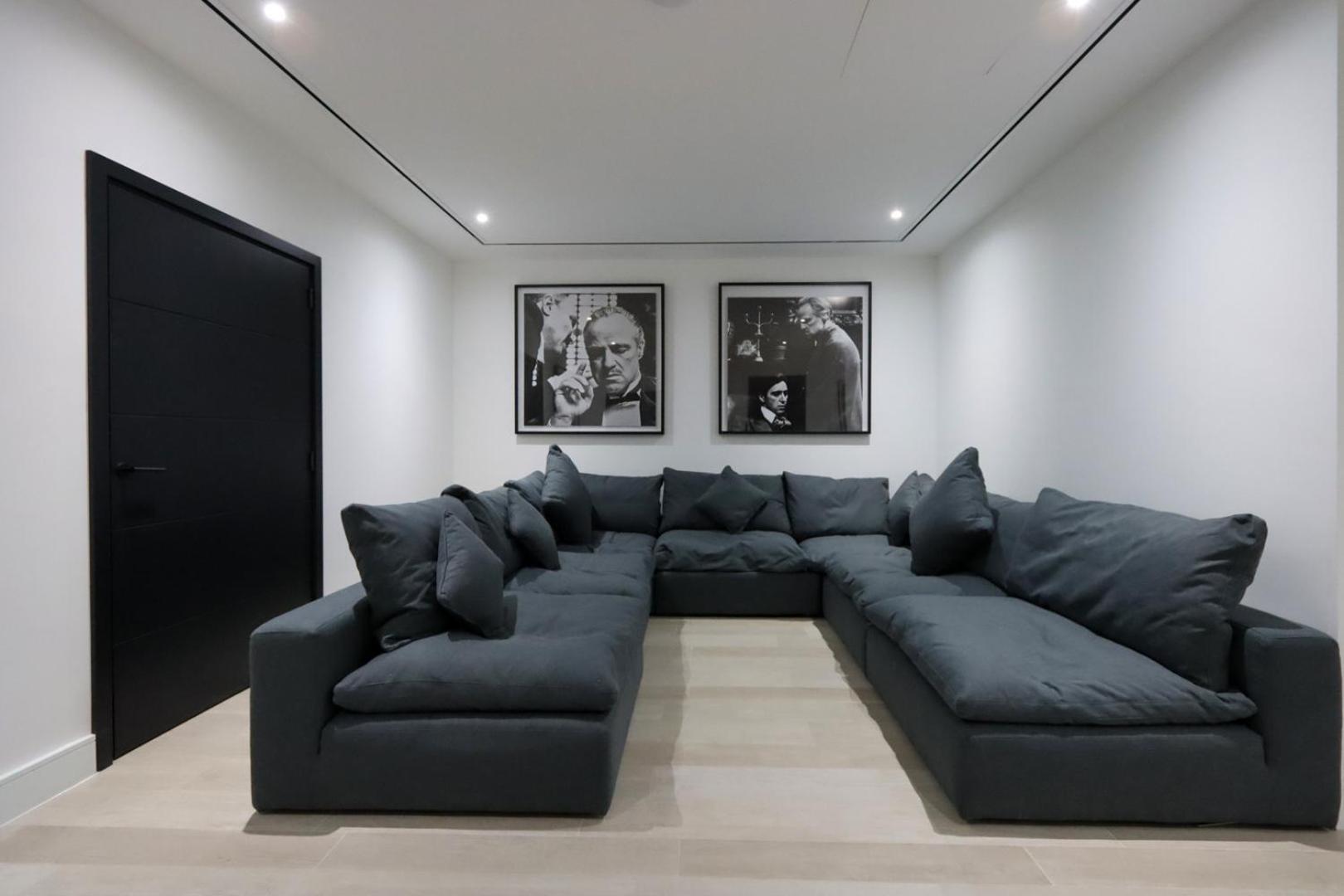 Livbnb-luxurious Family Getaway, 6br Dubai