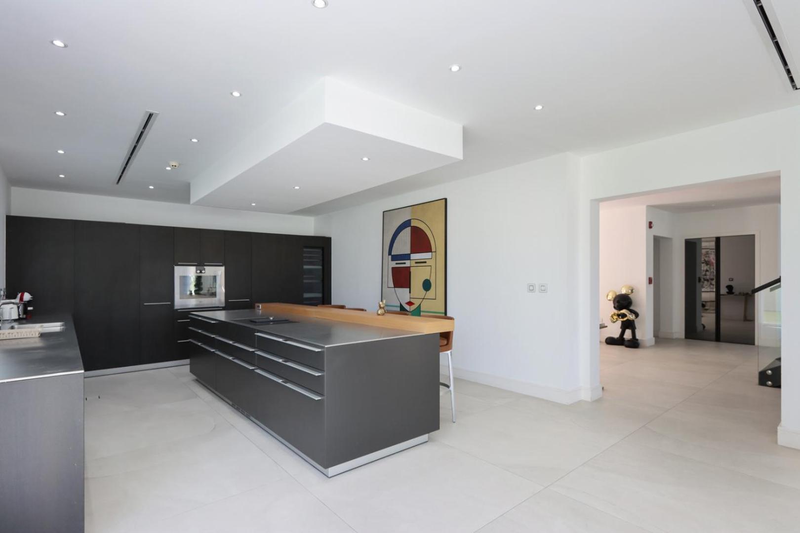 Livbnb-luxurious Family Getaway, 6br Dubai