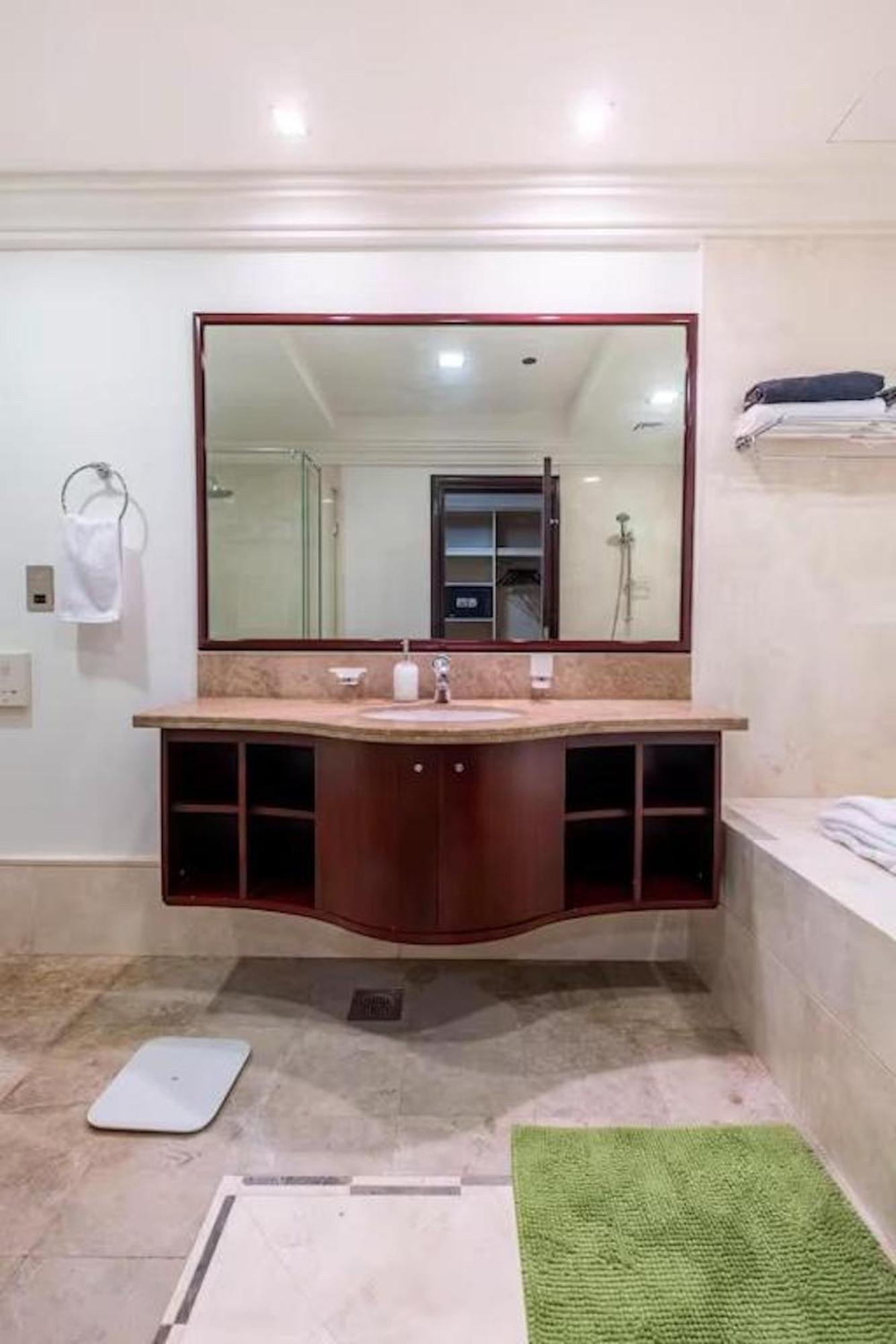 Spacious 2-bedroom Beachfront With Pool *