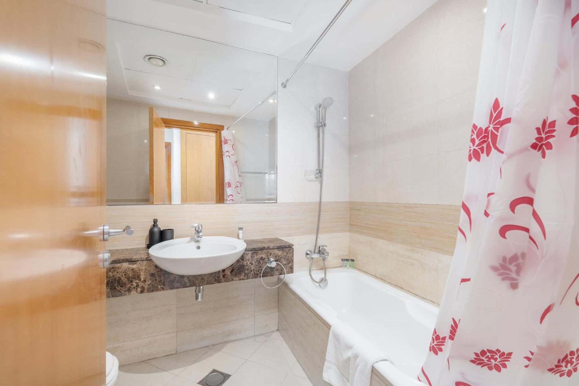 Prime 2br Family Haven In Marina * Dubai