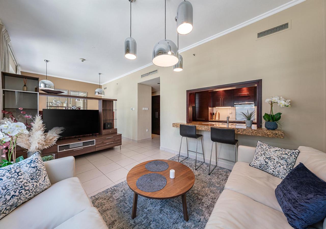 Luxurious In Downtown Apartment *
