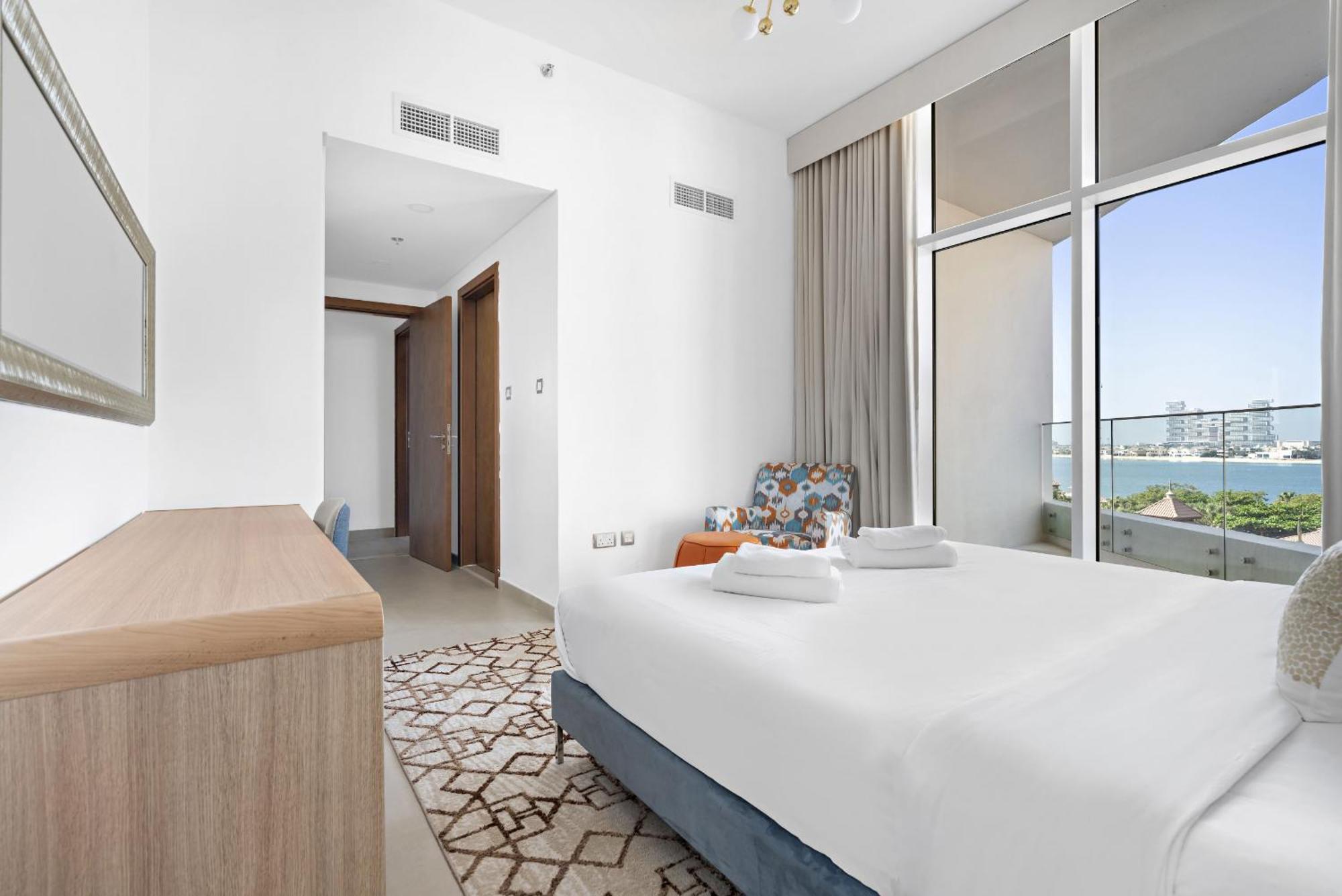 Vayk - Stunning 2 Bedroom With Sea View & Access *